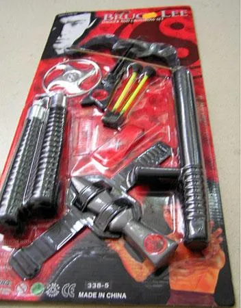 1) "BRUCE LEE DAGGER AND CROSSBOW SET", 2) 'POLICE FORCE', 3) 'FORCE KING WEAPON', 4) BLISTER 6 ARTÍCULOS (BALLESTA, FLECHAS, WALKIE-TALKIE, ESPOSAS Y PUÑAL), 5) PISTOLA LANZADARDOS.