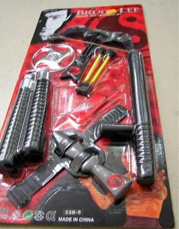 1) "BRUCE LEE DAGGER AND CROSSBOW SET", 2) 'POLICE FORCE', 3) 'FORCE KING WEAPON', 4) BLISTER 6 ARTÍCULOS (BALLESTA, FLECHAS, WALKIE-TALKIE, ESPOSAS Y PUÑAL), 5) PISTOLA LANZADARDOS.