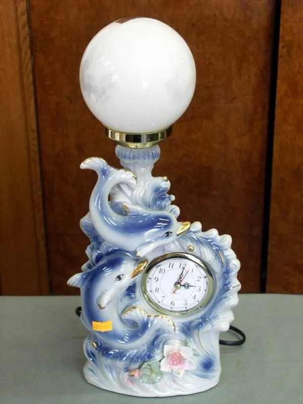 Table lamp with a porcelain base with a motif of blue dolphins and with an ultrasonic remo