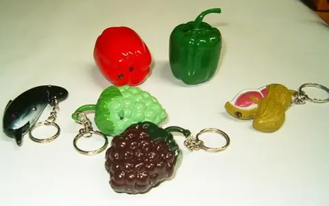 Зажигалки-новинки: 1. красный перец, 2. зелёный перец, 3. дельфин, 4. зелёный виноград, 5. фиолетовый виноград, 6. орех