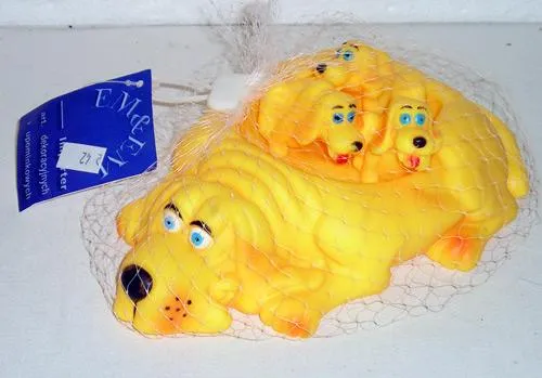 Пластиковая пищащая собачка.