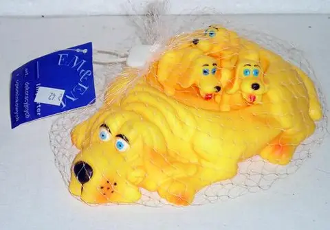 Пластиковая пищащая собачка.
