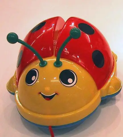 Игрушка-каталка в форме божьей коровки