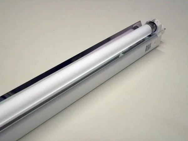 Adaptor for fluorescent tubes with aluminium reflector