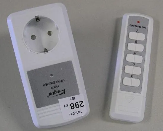Remote-controlled light dimmer, remote-controlled socket