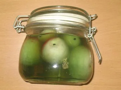 Gel candles with apples.