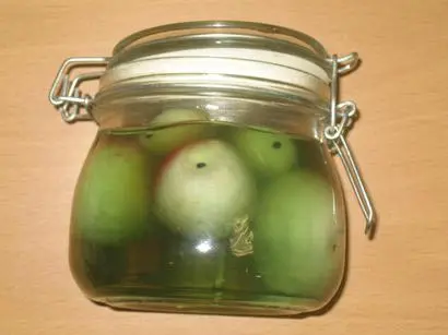 Gel candles with apples.