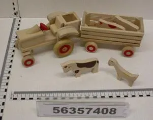 Деревянная игрушка - трактор с вешалкой и животными