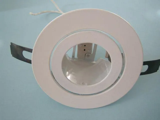 Recessed luminaire with halogen lamp