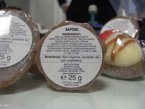 Косметика, напоминающая шоколадные конфеты разной формы, по форме, цвету, внешнему виду, размеру и запаху