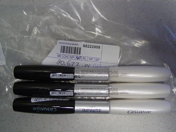 2-tone black and white mascara