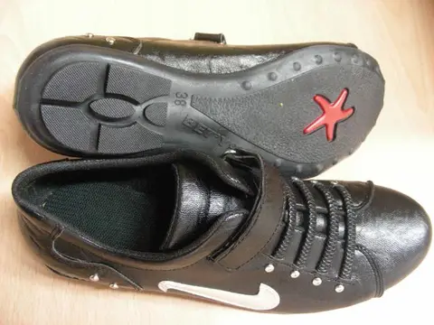 Женские спортивные туфли