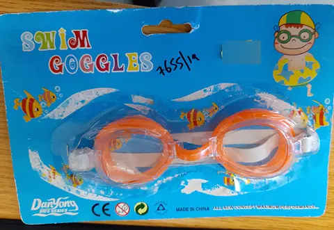 Swimming goggles