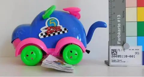 Пластиковая машинка