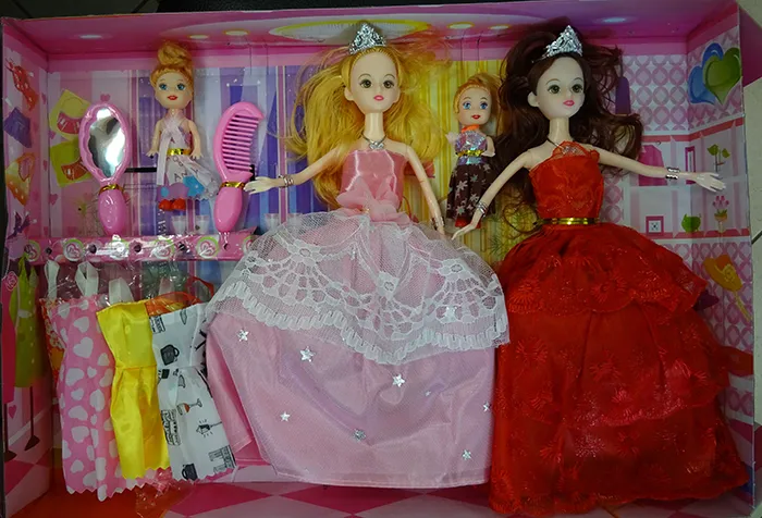 Set of plastic dolls with accessories