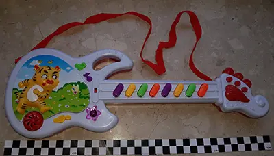 Игрушечная гитара