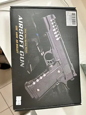 Игрушечный пистолет со снарядами