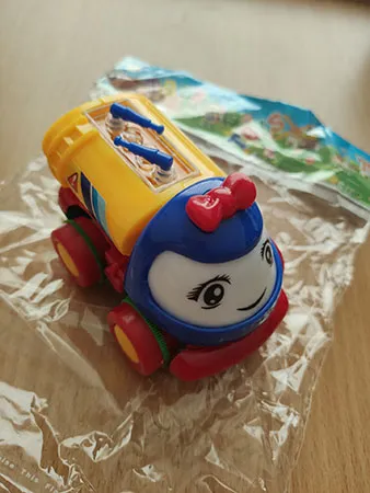 Игрушечная машинка