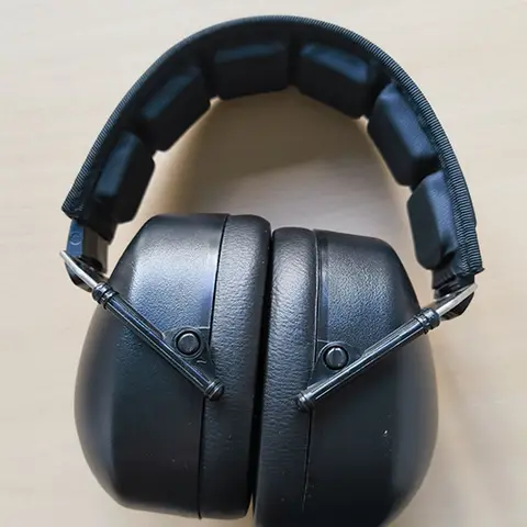 Protective earmuffs