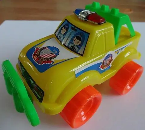 Игрушечная машинка на верёвочке