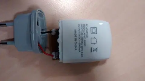 Мобильный телефон с зарядным устройством