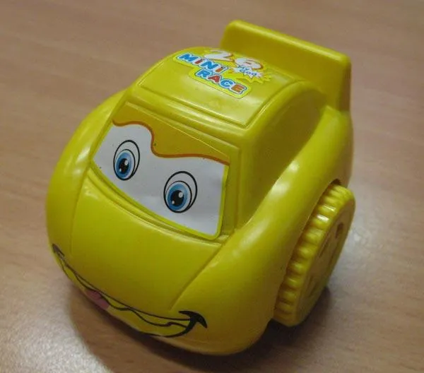 Игрушечная машинка