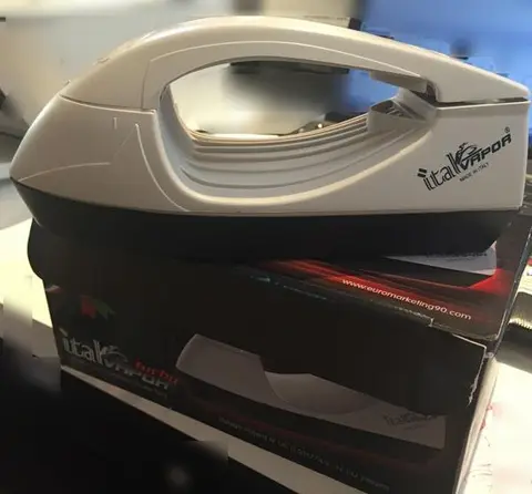 Travel steam iron