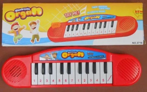 Игрушечный музыкальный инструмент