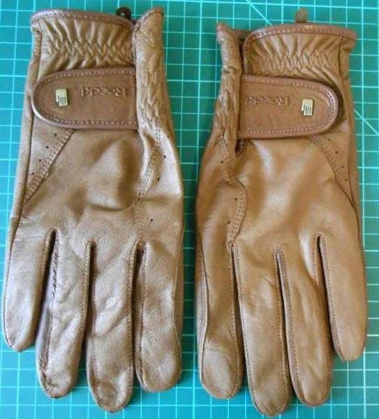 Riding gloves