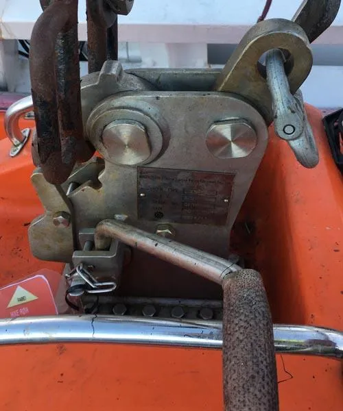Release mechanism for fast rescue boat