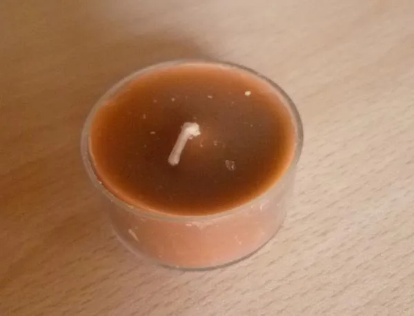 Tea light candle