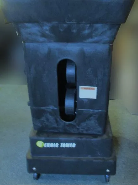 Tennis ball serving machine