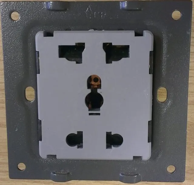 3 pin / 2 pin Universal Socket