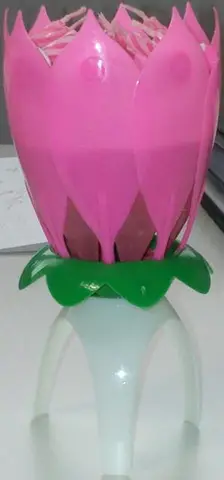 Пластиковый цветок со свечами