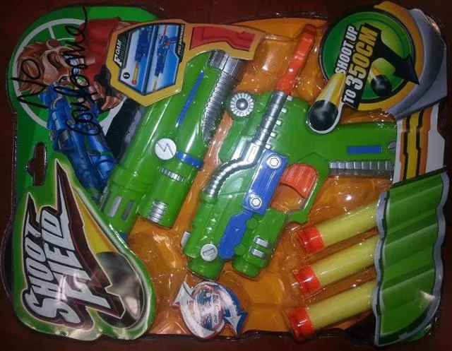 Игрушечный пистолет со стрелами